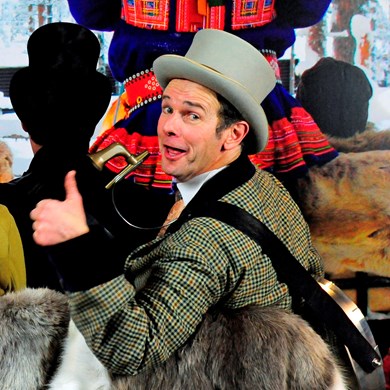 Dickens solo muzikant - akoestische mobiele muziek - winter kerst sneeuw slee 1.jpg
