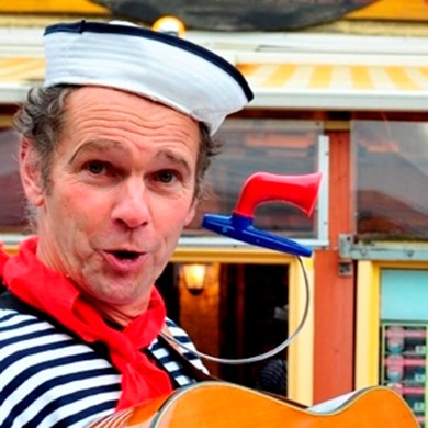 zingende-matroos-solo-muzikant-sail-2015-zeeman-liedjes-zee-texel