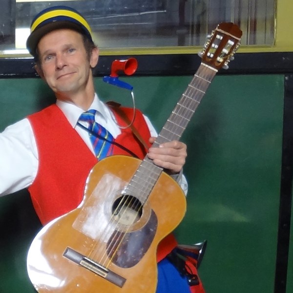 ZINGENDE CONDUCTEUR - trein - perron - station - reizen liedjes - solo muzikant(2).jpg