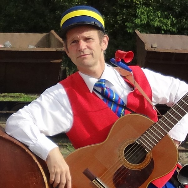ZINGENDE CONDUCTEUR - trein - perron - station - reizen liedjes - solo muzikant(1).jpg