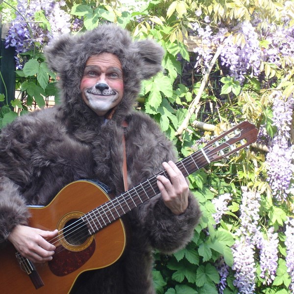Zingende beer - beregoed - dieren liedjes - kinderliedjes - solo muzikant 3.jpg