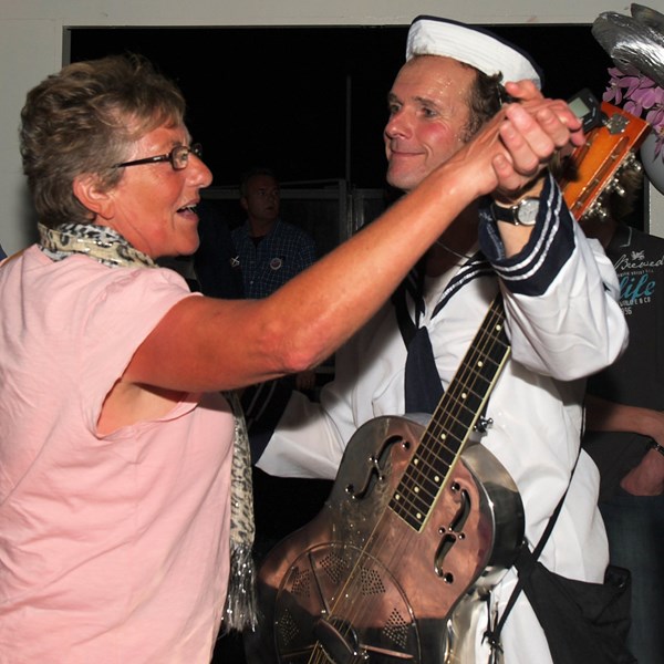 zingende matroos - solo muzikant - SAIL 2015 - zeeman liedjes zee