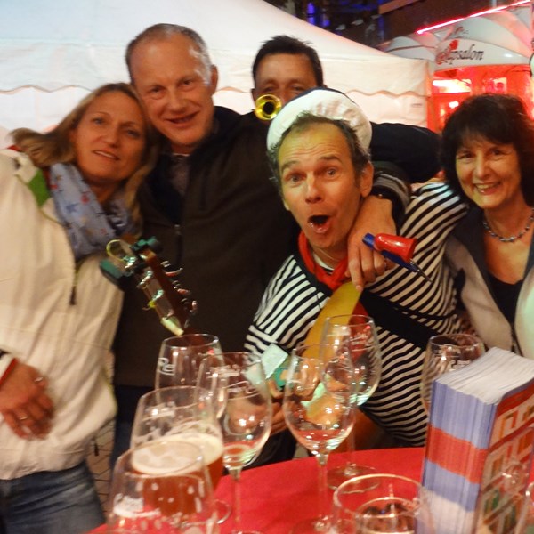 zingende matroos - solo muzikant - SAIL 2015 - zeeman liedjes zee - muziek drank vrouwen