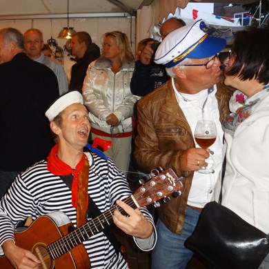 Matroos 2015 - zingende matroos - solo muzikant - SAIL 2015 - zeeman liedjes zee - texel culinair (1)