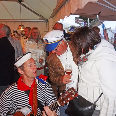 Matroos 2015 - zingende matroos - solo muzikant - SAIL 2015 - zeeman liedjes zee - texel culinair (3)