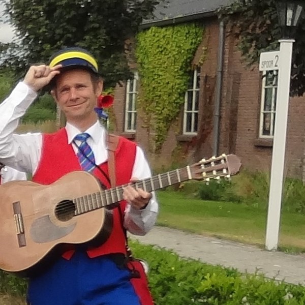 MUZIKALE CONDUCTEUR - trein - perron - station - reizen liedjes - solo muzikant(2).jpg