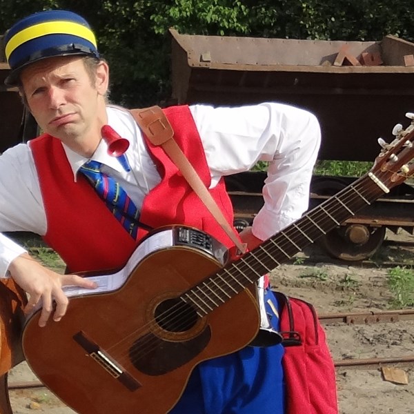 ZINGENDE CONDUCTEUR - trein -  NS - perron - station - spoor - reizen liedjes - solo muzikant(1).jpg