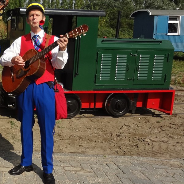 ZINGENDE CONDUCTEUR - trein -  NS - perron - station - spoor - locomotief - reizen liedjes - muzikant(1).jpg