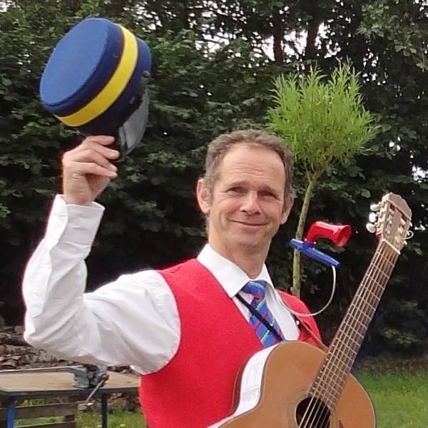ZINGENDE CONDUCTEUR - trein - NS - perron - station - spoor - locomotief - reizen liedjes - muzikant(2).jpg