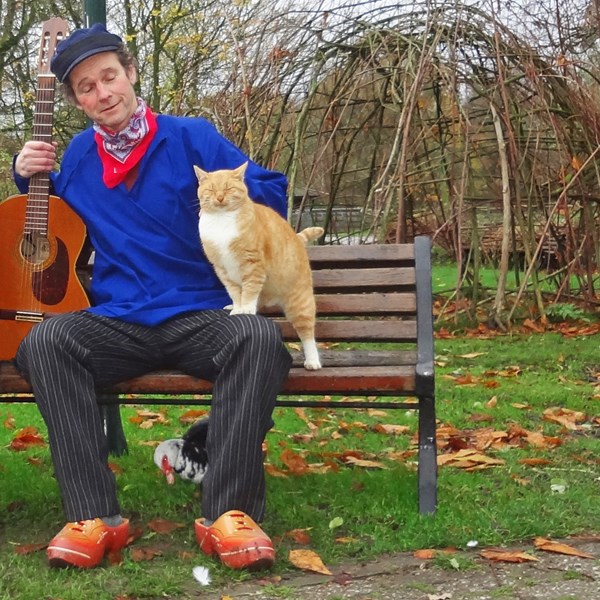 ZINGEND BOERTJE - boerderij boer koe poes liedjes - dierenliedjes - kinderliedjes - solo muzikant (1).jpg