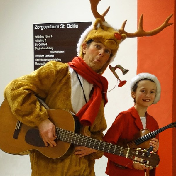 Rudolf 2012-12-09 Geleen rendier muzikant.jpg