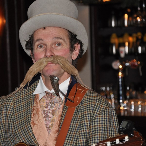 Dickens solo muzikant - akoestische mobiele muziek.jpg