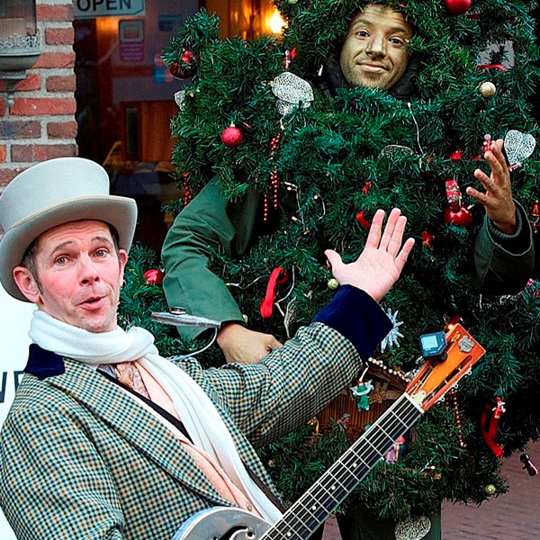 Dickens solo muzikant - akoestische mobiele muziek - kerstmis denneboom winter kerst sneeuw 3.jpg