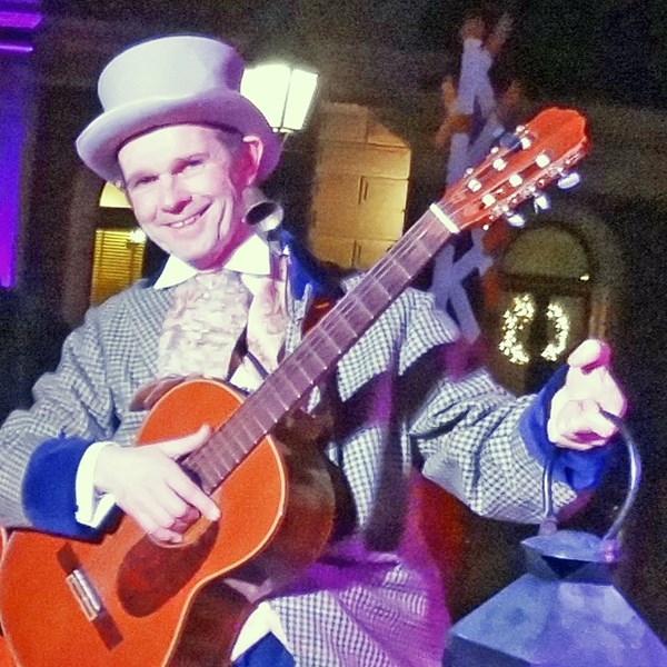 Dickens solo muzikant - akoestische mobiele muziek - spoorwegmuseum Utrecht.jpg