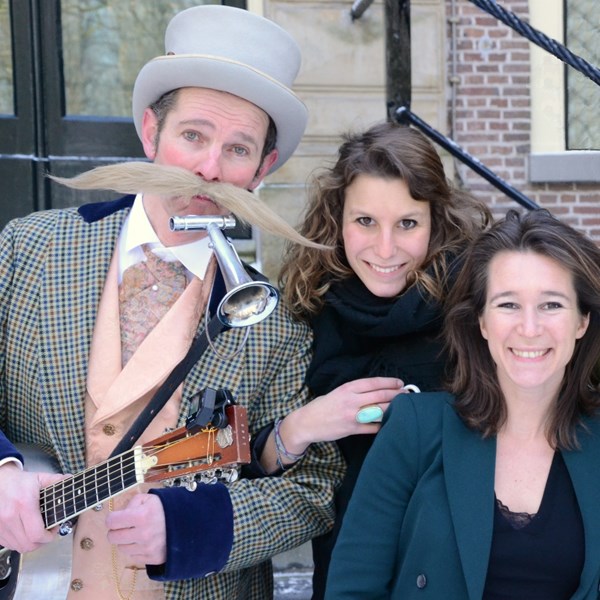 Dickens solo muzikant - akoestische mobiele muziek - libelle Oegstgeest.jpg