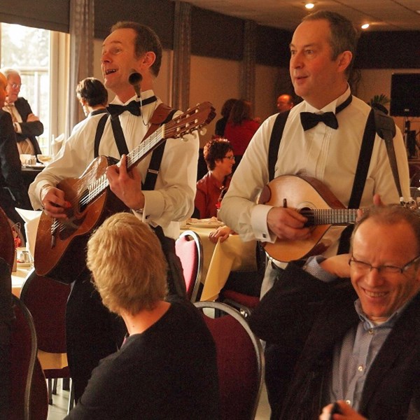 bruiloft live muziek stijlvol akoestisch mobiel muzikanten duo zwartwit Paratata Helmond