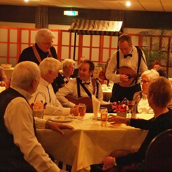 jubileum muziek stijlvol akoestisch mobiel muzikanten duo zwartwit Paratata (1)