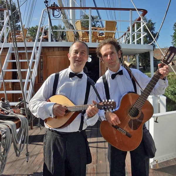 muziek stijlvol akoestisch mobiel muzikanten duo zwartwit Paratata nautisch