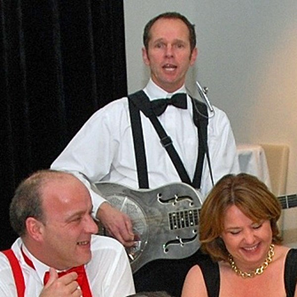 bruiloft live muziek stijlvol akoestisch mobiel muzikant zwartwit