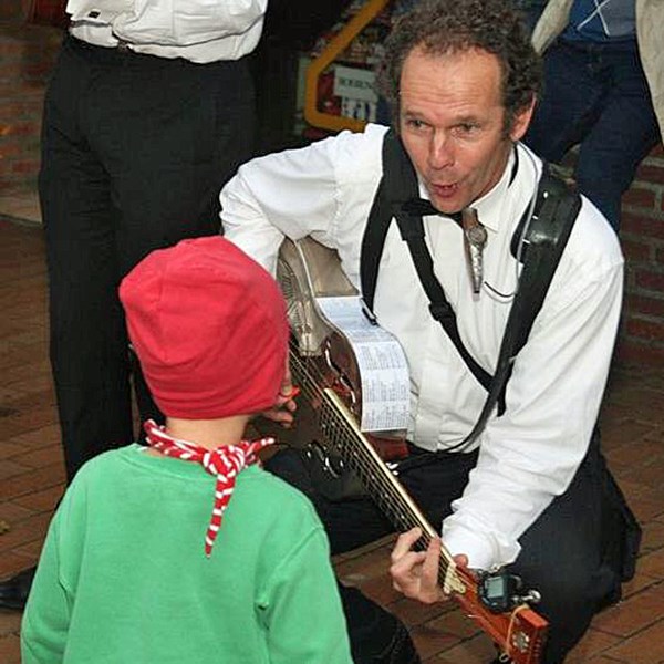 bruiloft kinderen muziek stijlvol akoestisch mobiel muzikant zwartwit