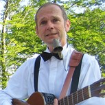 bruiloft_muziek-stijlvol-akoestisch-mobiel-muzikant-zwartwit-2