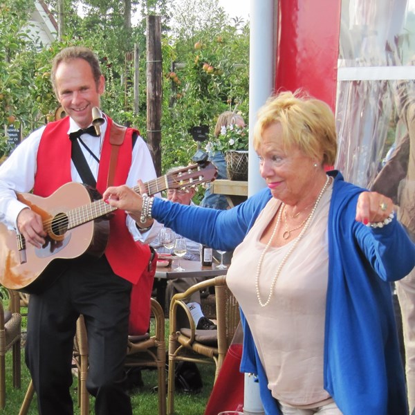 bruiloft_muziek stijlvol akoestisch mobiel muzikant zwartwit (3)