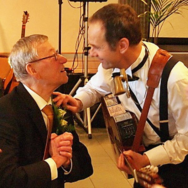 bruiloft jubileum muziek stijlvol akoestisch mobiel muzikant zwartwit (1)