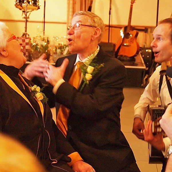 bruiloft jubileum muziek stijlvol akoestisch mobiel muzikant zwartwit (2)