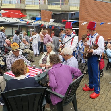 PARATATA roodwitblauw (1).jpg