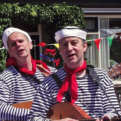 zingende matrozen - muzikanten - SAIL 2015 - zeeman liedjes zee - Cas & Co - Ameland muzikaal bootwateren