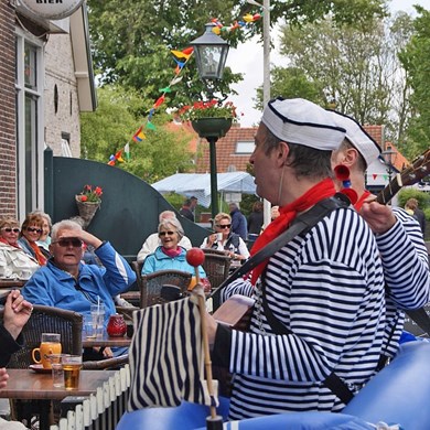 SAIL 2015 - zingende matrozen - muzikale matrozenboot - muzikanten duo - zeemansliederen - Ameland (1)