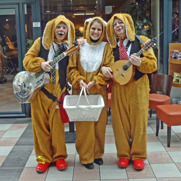 zingende paashazen - muzikanten pasen - akoestische mobiele muziek - schiedam (1)