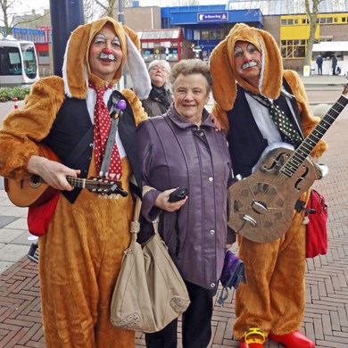 zingende paashazen - muzikanten pasen - akoestische mobiele muziek - muzikale paashazen