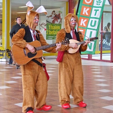 zingende paashazen - muzikanten pasen - akoestische mobiele muziek - tuin - kut