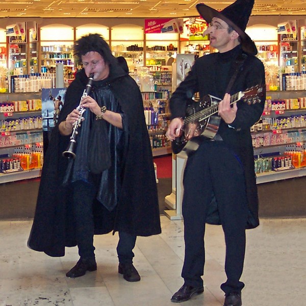 AERDRIJK - promo - griezelduo (vierkant)bew (1000x1000).jpg
