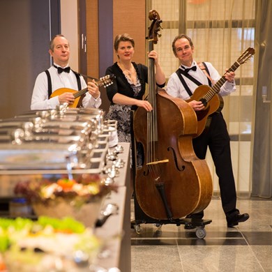 Leeuwarden Agrifirm receptie entree muziek trio Paratata muzikanten zwartwit muziektrio
