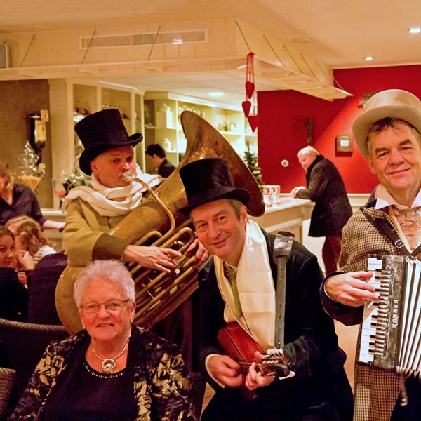 DICKENS MUSE muzikanten trio akoestisch mobiel kerst kerstmis muziek