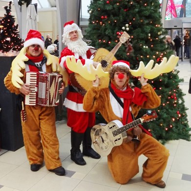 Santa, Rudolf & Cupido 2012-12-22 Bovenkarspel - kerstman rendieren.jpg