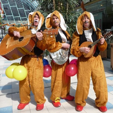 zingende paashazen - muzikanten pasen - orkest - looporkest - winkelcentrum promotie