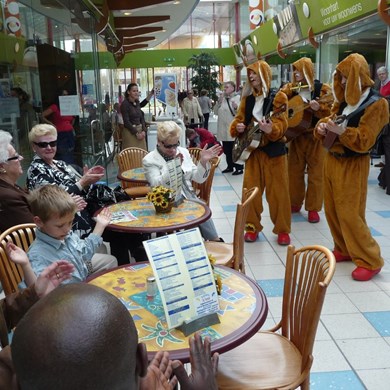 zingende paashazen - muzikanten pasen - orkest - looporkest - winkelcentrum promotie (3)