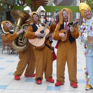 zingende paashazen - muzikanten pasen - orkest - looporkest - winkelcentrum promotie (4)