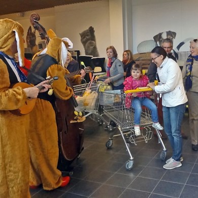 zingende paashazen - muzikanten pasen - orkest - looporkest - winkelcentrum promotie - Rotterdam