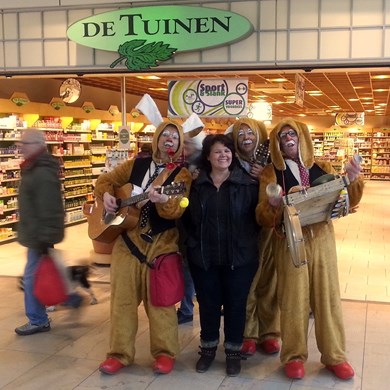zingende paashazen - muzikanten pasen - orkest - looporkest - winkelcentrum promotie - tuin