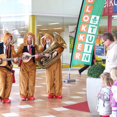 zingende paashazen - trio muzikanten pasen - orkest - looporkest - winkelcentrum promotie