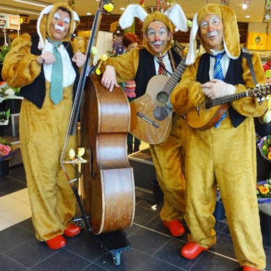 pasen-paashazen-muzikanten-muziek-orkest-looporkest-winkelcentrum-promotie-gouda