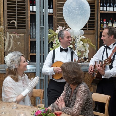 bruiloft Oegstgeest La France live muziek stijlvol akoestisch mobiel muzikanten duo zwartwit Paratata Oegstgeest
