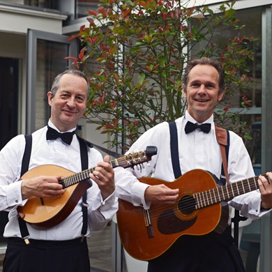 bruiloft jubileum muziek stijlvol akoestisch mobiel muzikanten duo zwartwit Paratata (3)
