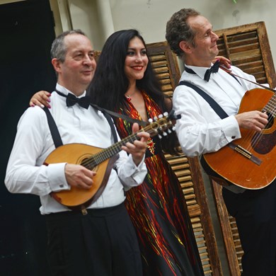 bruiloft jubileum muziek stijlvol akoestisch mobiel muzikanten duo zwartwit Paratata (4)
