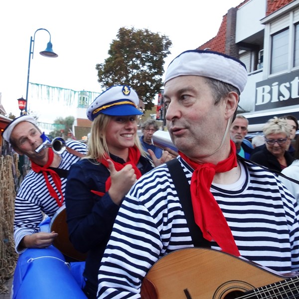 muzikale matrozenboot - SAIL 2015 - zingende matrozen - muzikanten duo - zeemansliederen - Texel Culinair (1)
