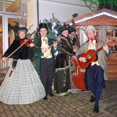 DICKENS MUSE muziek muzikanten kwartet akoestisch mobiel kerst kerstmis winter